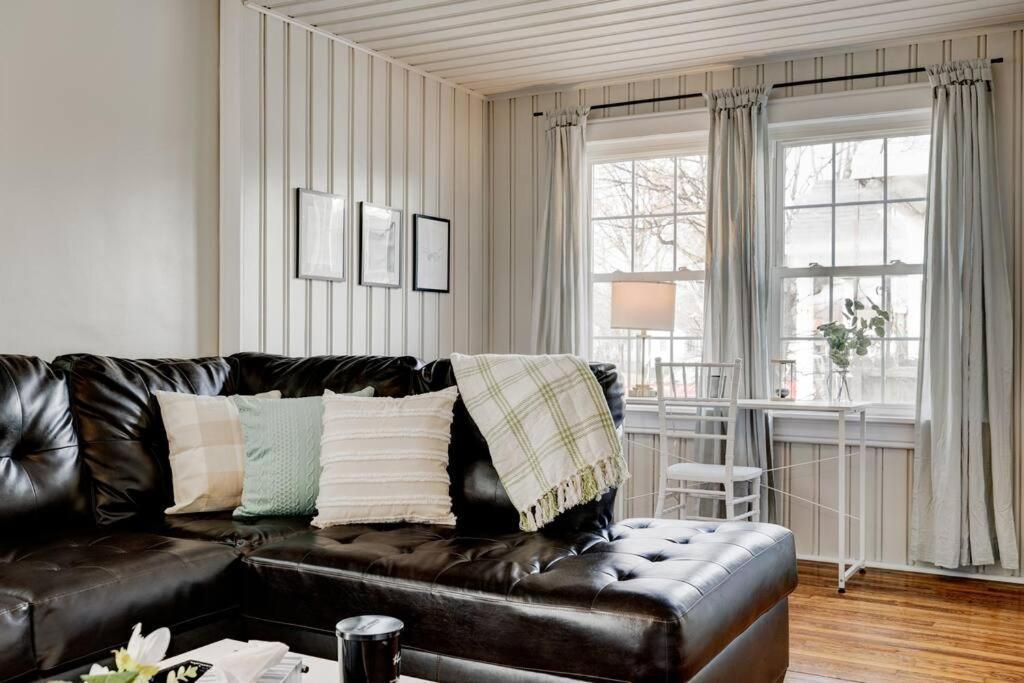 Cozy Close To Downtown Apartment