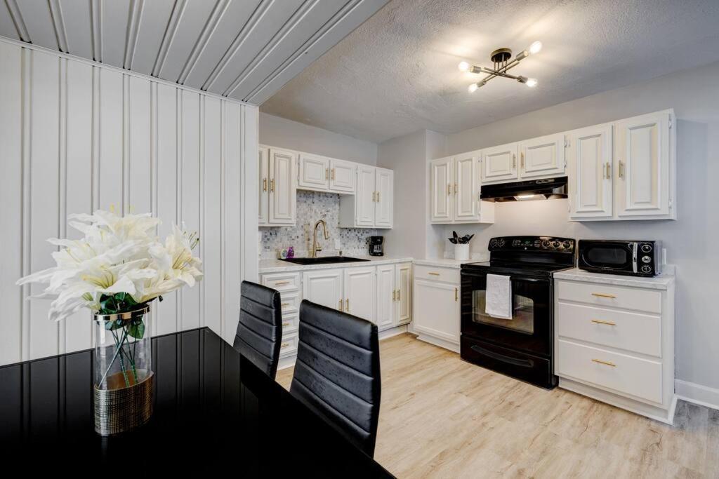 Cozy Close To Downtown Apartment